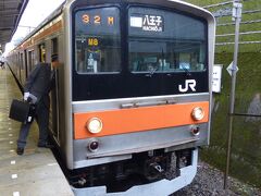 朝9時頃、所沢市の自宅を出発します。

西武池袋線・秋津駅との乗換駅である、ＪＲの新秋津駅から武蔵野線に乗り換えることができます。

この先、通常ですと西国分寺駅でＪＲ中央線快速に乗り換えるのですが、便利な電車があるのです。
それがこの「むさしの号」です！

大宮駅を発車後、東北貨物線・大宮支線を通って武蔵野線に入り、さらに新小平駅を過ぎると国立支線を通って中央線に入り、国立駅→立川駅と停車し、この電車の終点である八王子まで運行します。