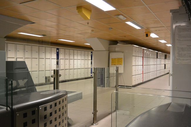 アムステルダム中央駅のコインロッカー。<br /><br />2種類の大きさがあって、24時間まで大10ユーロ、小7ユーロ。<br />