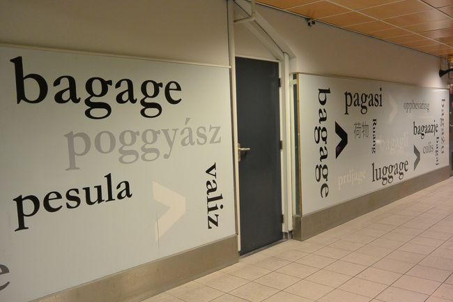 アムステルダム中央駅のコインロッカー。<br /><br />いろいろな国の言葉で荷物と書かれていました。<br /><br />ハンガリー語（poggyasz）もあった！