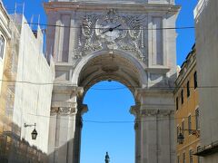Arco do Triufo（勝利のアーチ）とも呼ばれる門。
調べてみると、何かの戦いに勝利した凱旋門ではなく、正式名称はArco da Rua Augusta（オーガスタ通り門）。