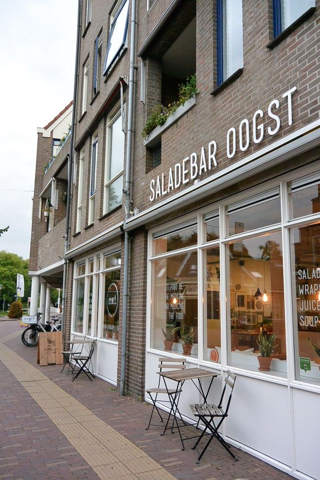 おしゃれなカフェ『Saladebar oogst（Salad bar harvest）』<br /><br />ここで朝食にしたかったけど、ダンナにもっとチーズ市の会場に近づいたほうがいいと却下されました・・・。結果的にはよかったけど。<br /><br />http://saladebaroogst.nl/<br /><br />