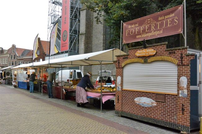 アルクマールで食べたいと思っていたオランダの伝統的な小さなパンケーキPoffertjes（ポッフェルチェ）の出店もありました。<br /><br />9時前だったのでまだオープンしていなかったけど、帰りに通った時にはやっていました。<br /><br />食べたのは5年前と同じ、チーズ市の会場のお店でした。