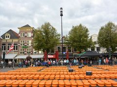 チーズ市の会場Waagplein（計量広場）には、すでにチーズがずらりと並んでいます。