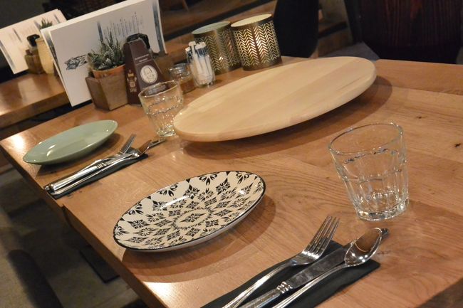 『Wolf Hotel Kitchen &amp; Bar』で朝食。<br /><br />木製のターンテーブルは、アフタヌーンティーみたいなティースタンドに盛り付けられた朝食セットをたのんだお客さん用に用意されています。お隣の方が食べていました。