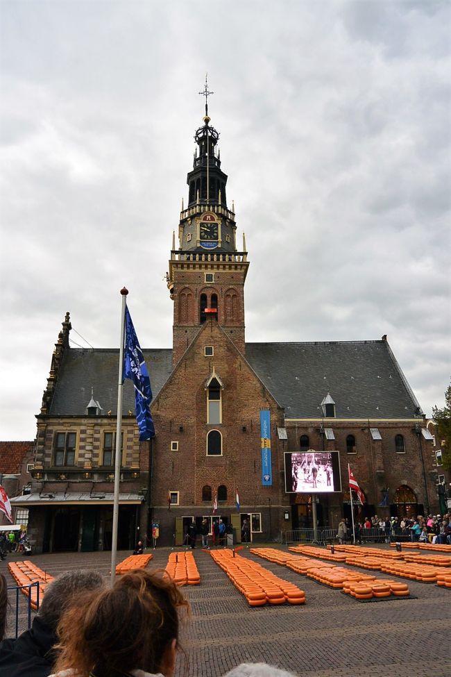 計量所＆チーズ博物館の建物の前のWaagplein（計量広場）で開催中のチーズ市。