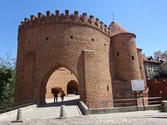 こちらがバルバカン。
ヨーロッパに3カ所しか残っていないという円形の砦。
クラクフよりかずいぶん小さかった。
