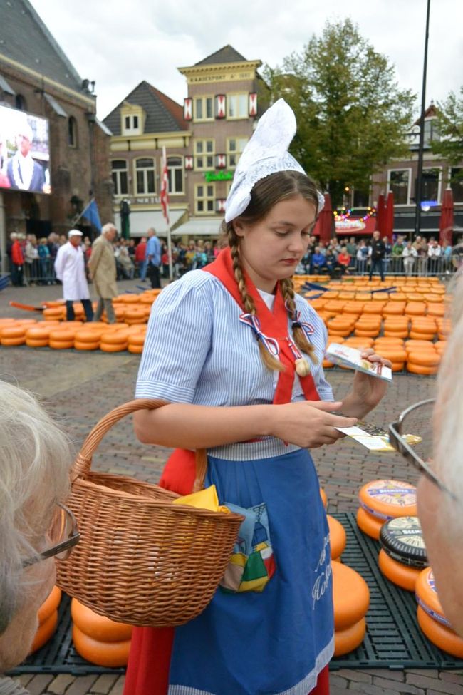 民族衣装のお姉さんたちが、パンフレットを配ったり、カットチーズの詰め合わせを売りに来ます。