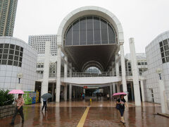 公園内にはこんな施設が。
プールもあったので、総合体育館みたいな感じですかね。