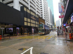 公園を抜けて、南西方向へ歩いてきました。
パッと開けて、なんともセレブリティな街に。