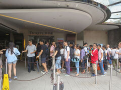 山麓の駅に着くと、この人だかりでした。

ただ、この並んでいる人はチケットを買うために並んでいるようでした。
入り口手前でオクトパスカードを見せたら、こっちよ～と手招きで呼ばれました。