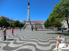 通りはそのままRossio（ロッシオ）広場へ。