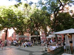 高台のこのエリアはバイロ・アルトと呼ばれる。
ここはカルモ修道院跡の前の広場。