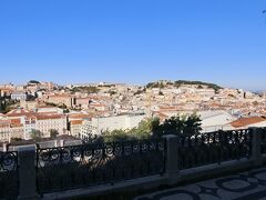 坂を上ると右手に小さな公園があり、眺めのよい展望台に。