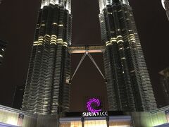 GOKLバスでKLCCに到着。
KLCC Park側にある噴水前に移動してKL随一のランドマーク、ペトロナスツインタワーと初対面。
壮大だがシンメトリーで美しいフォルムだな