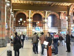 再びアムステルダム中央駅に戻ってきました。