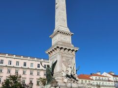 スペイン支配の60年間からの独立（1640年）を記念するRestauradores（レスタウラドーレス＝復興者たち）広場のオベリスク。