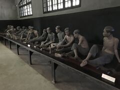 ホアロー収容所に来ました。
気軽に写真を撮ってはいけない様な雰囲気です。
蝋人形でできた囚人たちは、足枷でみんなつながれています。

当時使用されていたギロチンもありました。
忘れてはいけない負の遺産です。。。。