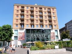 ガリバルディ門のすぐ近くに、EATALYという店名が書いてあるガラス張りのお店がありました。

イータリー・ミラノ・スメラルド店
＜住所＞Piazza Venticinque Aprile, 10, 20121 Milano
