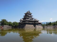 最後に斜めの角度から
風がなく、松本城が水面にも