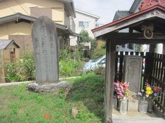 四本義の板石塔婆
鎌倉時代から戦国時代に至る供養塔で､市指定の有形文化財にも指定されています｡
