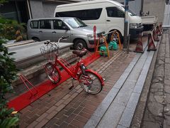 　駅から地下街、天神コア、ジュンク堂へと地下を抜けて、ベスト電器との間の路地に出てきました。赤いポートに停められているのが、「メルチャリ」です。
　メルカリ運営のシェアサイクルとして、今年２月にスタート。この9月5日に、ようやくAndroidスマホに対応してくれたので、今回初めて利用してみました。