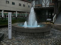 駅前の温泉噴水お湯と一緒に湯気が出ています・・