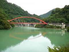 まず山肥後鉄橋を越え　宇奈月ダム　水面に逆さに橋が映っていました
