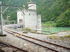 西洋のお城をモチーフの新河原発電所
峡谷鉄道　いたる施設へ引き込み線があります帰りに写真を撮ったほうがいいアングルになりそうです