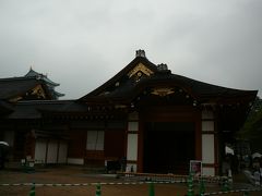 前日富山から名古屋へ移動し　朝からあいにくの雨でしたが名古屋観光

折角なので名古屋城・本丸御殿へ　
見学には　柱など傷付けないよう
見学には基本靴下・・素足・ストッキングはスリッパを掃き
荷物は前にもって（無料ロッカーもあります）の見学になります
