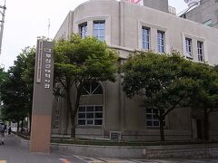 10時になり釜山近代歴史館へ。
日本が労働力や収益を搾取してきた歴史が淡々と説明されている。韓国人の小学生が遠足に来ていて、わたしをガン見していた(日本人とバレているのだろうか)。