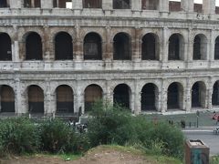 ☆コロッセオ☆

まず降りたのがコロッセオ。

ローマと言えばここ。

この円形闘技場で死闘が繰り返され、猛獣5000頭以上剣闘士数百人が命を落

とした場所です。

少し怖い場所なのです。

