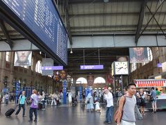 帰国です。先に違う国に寄って帰る妹を見送り、電光掲示板に従って自分も列車に乗り込みます。しかし！早めについたのが逆に運の尽き！1本早い列車に間違えて乗ってしまい出ようとした瞬間にドアがプッシュー…隣の国まで止まりませんとかじゃないよね？って祈りながら次の駅で下車。どう戻ったらいいかあたふたしてたら地元の方が切符を買ってもくれ、僕もチューリッヒ行くからと一緒に戻り、君はこれに乗るんだよと何から何までお世話になってしまった！ありがとうっ！