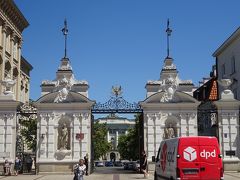 ワルシャワ大学の正門。
奥にカジミエシュ宮殿があります。