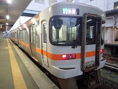 ＪＲ参宮線の列車はディーゼルカーの２両編成でした。