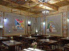 ブハラ２日目。
宿泊した「ホテル マリカ 」の朝食をとる食堂。天井も壁の絵も素敵でした。