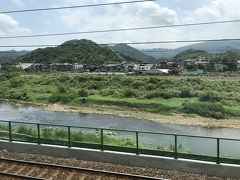 確か松山駅までは地下を走り、過ぎたら地上になった様な。
基隆河が右になったり左になったりの車窓からの風景です。