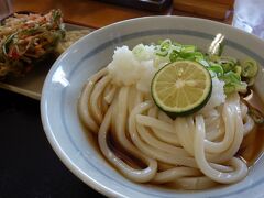 高松駅　12:35着

次の列車まで、時間が30分しかないので、駅から一番近い「めりけんや」（駅前）のうどん屋さんで昼食。
暑いので、”ぶっかけ”うどんと天ぷらを注文
本場は旨い！