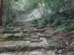 駅から徒歩10分
雨もシトシト降るなか、急な坂を登ります。
