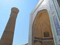 カラーン・ミナレットに繋がっている「カラーン・モスク」、6,000UZS（約75円）。
青のタイルで飾られて空の色とミナレットとマッチしている。