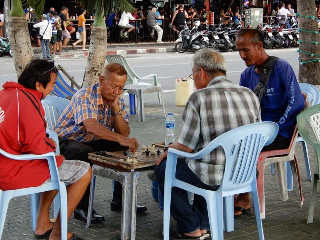 チェスに興じる。のどかです。