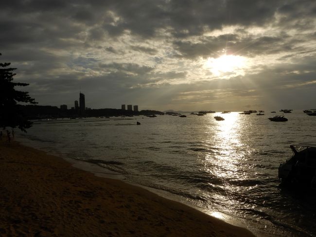 曇りの日の黄昏。雲間からかすかに夕日。これもよし。