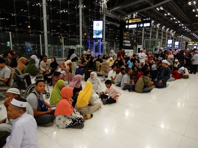 空港にて。ベンチがなくなるほど混雑でした。