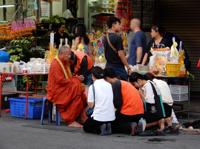 朝の托鉢、仏教国です。