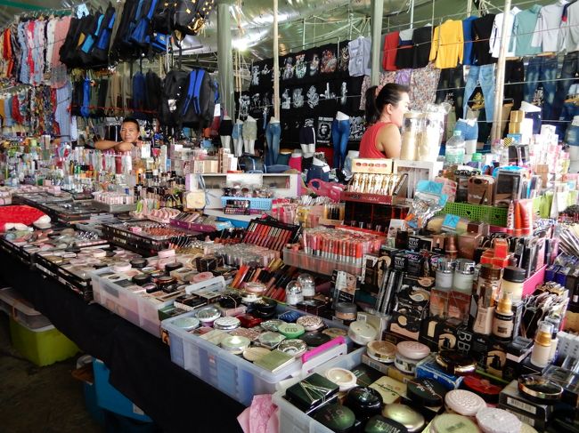 マーケットの雑貨屋。