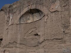ローマ観光1日目はカラカラ浴場から。

カラカラ浴場は去年のローマ旅行の際には開館時間が私のスケジュールと合わなかったために、見学を泣く泣く断念した場所でした。

ということで、今回の旅の始まりは、絶対にカラカラ浴場からと決めていました。