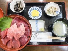 走ること１時間、17：00に大間んぞくに到着！
３食マグロ丼（上トロ、中トロ、赤身）を注文
値段は高いけれど、三崎で食べるマグロよりも遥かに美味しかったです！

まぐろ長宝丸の大トロ丼44,860円(食べログには44,860円って記載していたけれど、後日お店のHPみたら4,860円だった)にも惹かれたけれど、そこは貧乏人
この3,000円のマグロ丼でも十分美味しさがわかります。

【大間んぞく】
住所：青森県下北郡大間町大間大間平17-377 
TEL：0175-37-5633 
営業時間：8：00～18：00