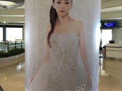 9月最初の3連休は、友人たちとクアラルンプールに行きます
とその前に、Ｍさんと羽田空港国内線で待ち合わせて、ANAスィートラウンジに寄ってから那覇に行きます。
実は、翌日がアムロちゃんの引退日で、本日沖縄で引退コンサートがあるとのことでしたが、なんとかフライトを前倒しすることができました