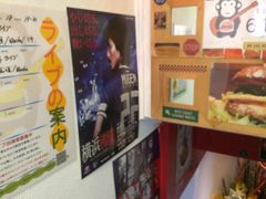 日吉バーガーの64ダイナーさんは、お店の一番良い場所に貼ってくださってます。
サッカーをほとんど見なかったオーナーさん、
最近日産スタジアムにお越しいただき、ありがとうございます！