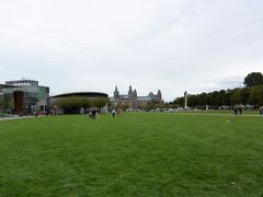 アムステルダム国立美術館、ゴッホ美術館、市立近代美術館などに囲まれたミュージアム広場。
