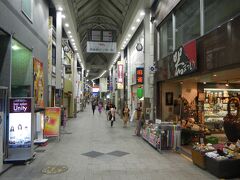 もちいどのセンター街をぶらぶら。
日曜日の夜７時ごろ・・閉店するお店も多いのね。
思ったよりずっと静か。
屋根のある商店街は雨模様の時には安心ですね。